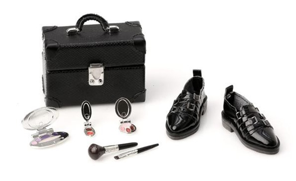 ©2017 Integrity Toys Inc. Beauty Boss Cabot Clark™