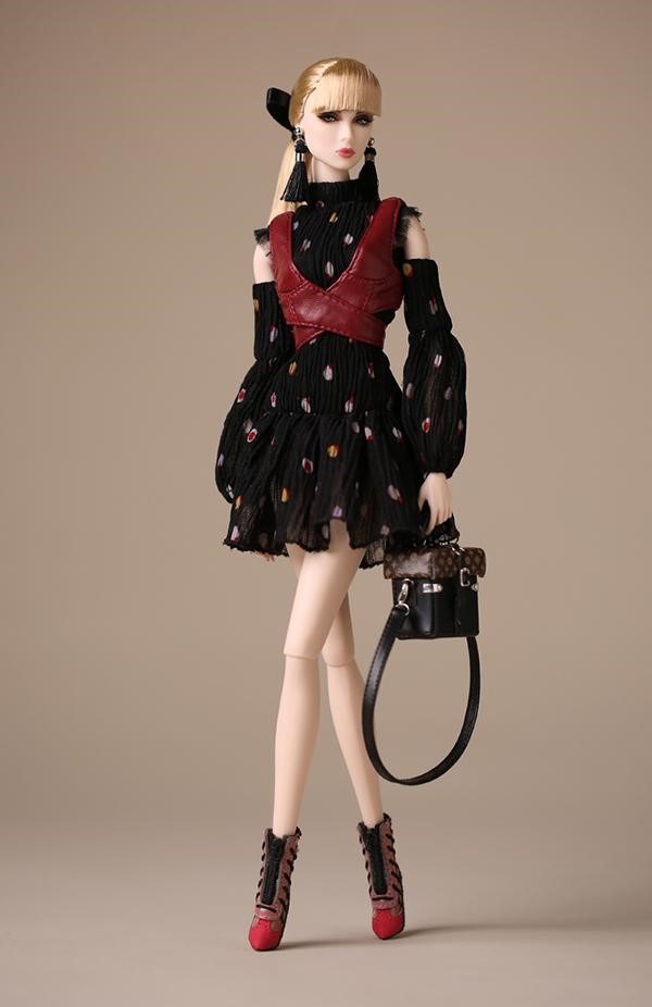 ©2017 Integrity Toys Inc. Poetic Beauty Lilith and Eden Blair Twin-Doll Gift Set